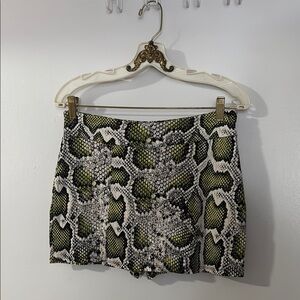 Chic Snakeskin Patterned Skort. Skirt with shorts​